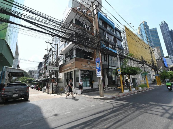 ให้เช่าอาคารพาณิชย์ 5 ชั้น ขนาด 400 ตรม. ทำเลดีใกล้ BTS อโศก & MRT สุขุมวิทเพียง 250 ม.Terminal 21 ใกล้โรงแรมชาร์มา ซอยทะลุออกถนนรัชดาภิเษก ซอยสุขุมวิท 22 ซอยไผ่สิงห์โต